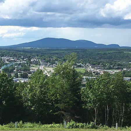 ホテルLes Soins De Vicky Lac-Mégantic エクステリア 写真