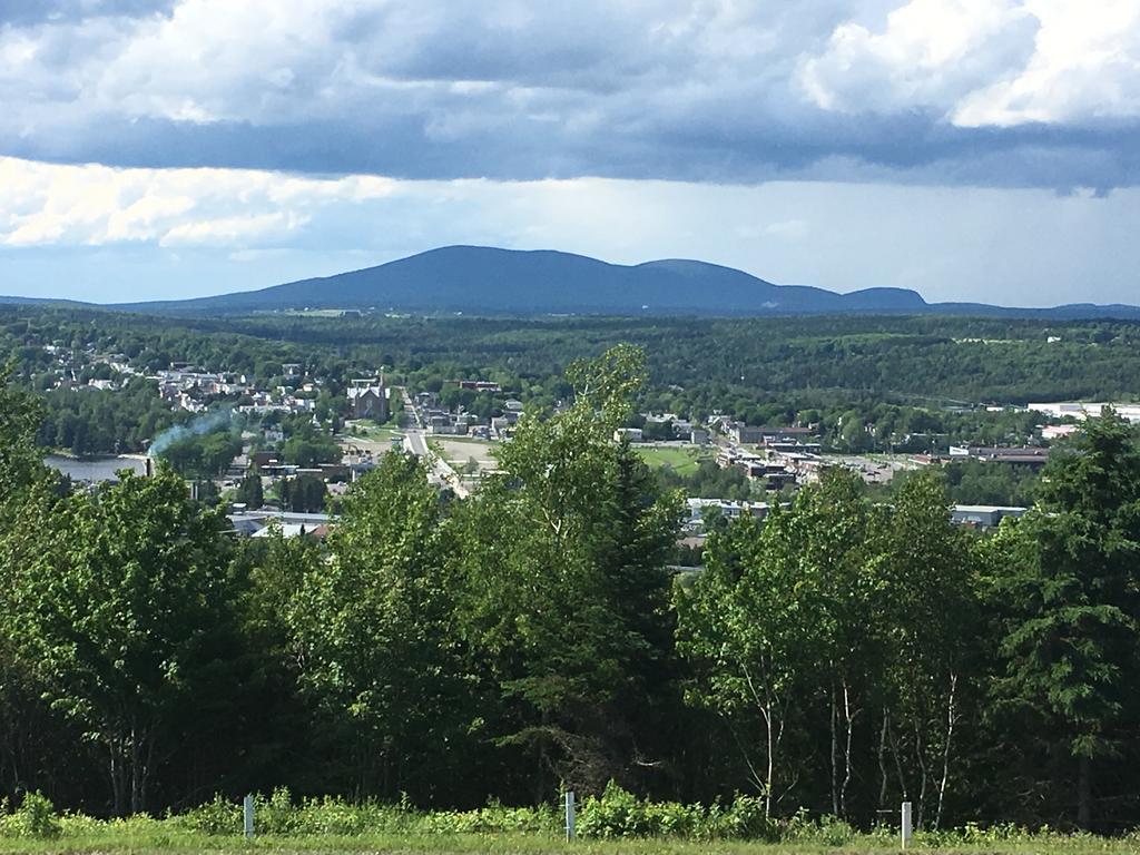 ホテルLes Soins De Vicky Lac-Mégantic エクステリア 写真